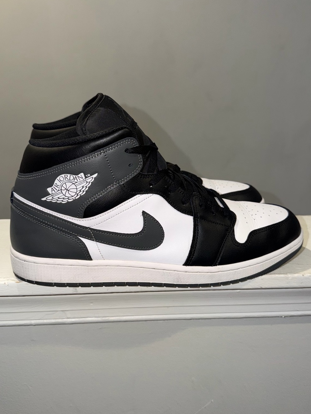 Jordan Air Jordan 1 Mid — Black, White, Gray